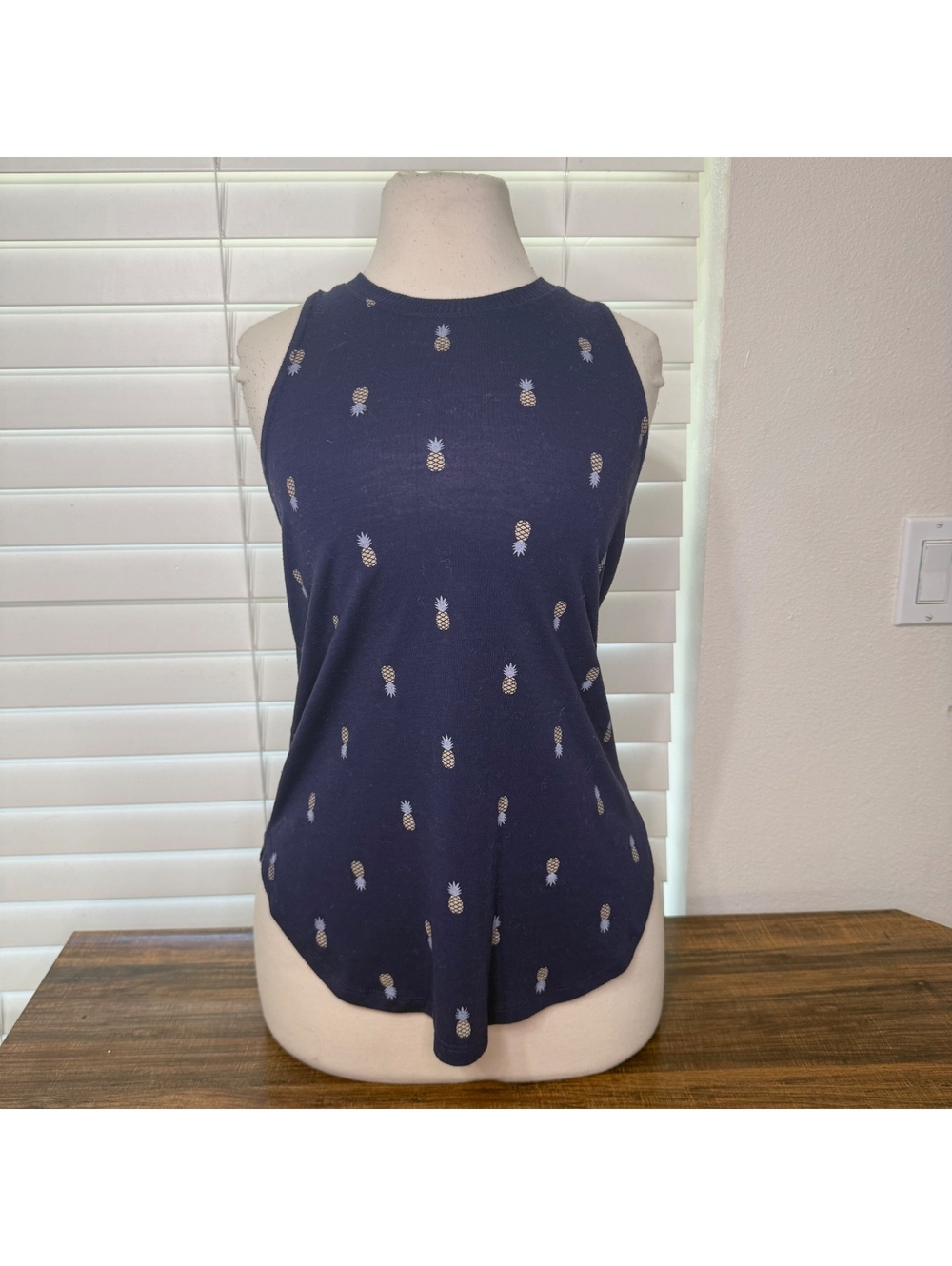 Zoe + Liv Navy Blue Sleeveless Pineapple Print Tank Size XS